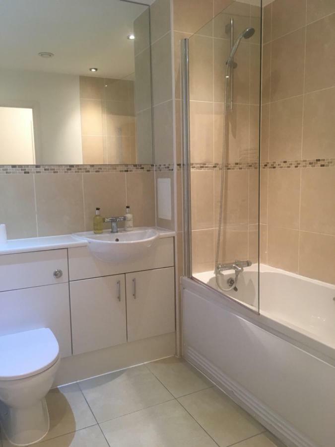 New Central Woking 1 And 2 Bedroom Apartments With Free Gym, Close To Train Station Cameră foto